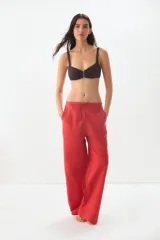 Pantalón de lino color rojo, de corte ancho y tiro alto, con cintura elástica ajustable con cordón.
