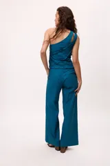 Pantalón recto color amarillo con rayas verticales blancas.