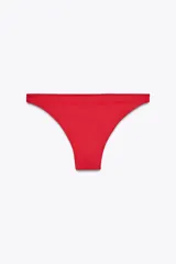 Braguita de bikini roja de tiro medio con cintura elástica y forro interior.