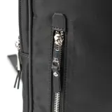 Mochila negra de poliéster con diseño rectangular y gran capacidad. Tiene acceso con cierre, dos bolsillos externos con cierre, un bolsillo interno con cierre y dos bolsillos internos abiertos. Cuenta con correa regulable, asas fijas y herrajes plateados. El interior está forrado en tela de algodón y poliéster.