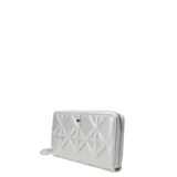 Billetera color rosa pálido con diseño acolchado en forma de rombos y cierre perimetral con cremallera.