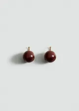 Par de aros colgantes con forma de esfera color borgoña y enganche dorado.