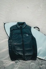 Chaleco inflado negro con cierre frontal y cuello alto.