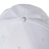 Gorra Adidas blanca con logo de Mercedes Benz bordado en el frente y logo de Adidas bordado en la visera.