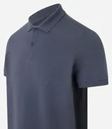 Remera polo de hombre, corte slim, color gris claro, confeccionada en tejido de media malla acanalada de algodón.