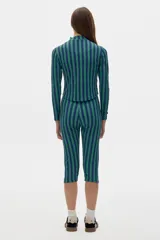 Calza capri de tiro alto con rayas verticales azules y verdes.