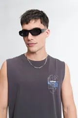 Musculosa blanca de algodón con corte oversize y cuello redondo. Estampado pequeño con el logo de la marca en el pecho.