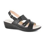 Sandalias bajas color beige con tiras caladas y ajuste con hebilla.