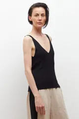 Top sin mangas de tejido acanalado, color blanco, con escote en V.