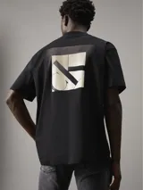 Remera negra de algodón regenerado con cuello redondo, corte regular, mangas cortas y logo CK bordado en el pecho.