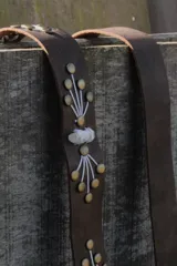 Cinturón marrón de cuero con hebilla metálica dorada, tachas doradas y cristal de cuarzo blanco.