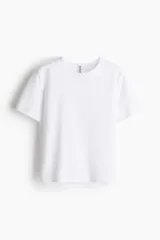 Remera blanca de algodón suave con cuello redondo ribeteado y bajo recto.