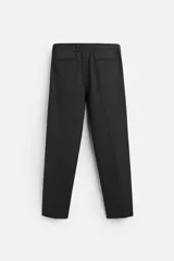 Pantalón de vestir slim fit color gris oscuro, confeccionado en tejido con viscosa. Cuenta con bolsillos frontales y traseros de vivo. Cierre frontal con cremallera y botón.