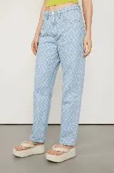 Pantalón de jean celeste con estampado de chevrón blanco.