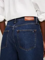 Pantalón de jean azul oscuro, de corte recto y tiro alto.