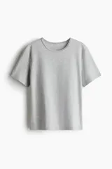 Remera gris de algodón con cuello redondo y mangas cortas.
