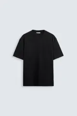 Camiseta negra de corte recto, cuello redondo y mangas cortas.