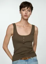 Musculosa marrón de algodón con escote cuadrado y botones decorativos.