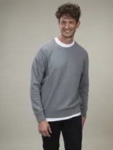 Sweater gris de algodón con cuello redondo.