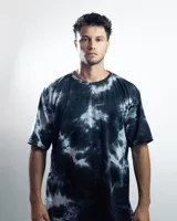 Remera negra con efecto tie-dye y logo pequeño en el centro del pecho.