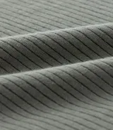 Vestido midi verde esmeralda de algodón, con escote en V, mangas cortas abullonadas y falda con volados.