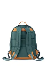 Mochila negra de tela impermeable con detalles en cuero sintético color marrón. Tiene un bolsillo grande frontal con broche, asas ajustables y faja para carry on.