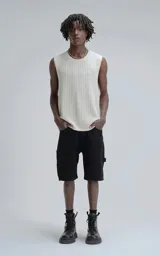 Sudadera sin mangas color beige, de tejido de punto calado, con cuello redondo y corte holgado.