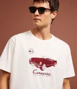 Remera de algodón color crudo, modelo comfort, con cuello redondo y manga corta. Estampa frontal de un auto Corvette de Chevrolet.