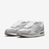 Championes Nike Air Max Solo de mujer, color gris con detalles en blanco y verde.