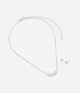 Conjunto de collar y aros plateados con zirconias blancas. El collar tiene una cadena fina y un colgante con cinco zirconias en forma de gota. Los aros son pequeños y tienen una zirconia redonda cada uno.