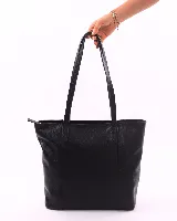 Bolso tote de cuero color suela con textura tipo cocodrilo, doble asa de hombro y cierre superior. Incluye bolsillo interior y llavero.