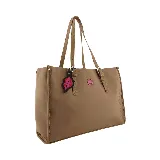 Cartera mediana tipo shopper color marrón, con doble asa de hombro y cierre superior. Incluye un dije colgante con forma de labios y logo de la marca en color fucsia.