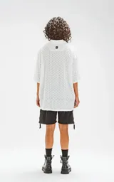 Camisa blanca con estampado de abanicos en tonos celeste, azul y amarillo.