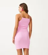 Vestido corto color naranja, de tejido acanalado, con escote cuadrado y tirantes finos.