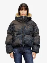 Chaqueta puffer con efecto de lavado tipo camuflaje en tonos azules y marrones. Presenta capucha con ribete de piel sintética, cierre frontal de cremallera y bolsillos laterales con cremallera.