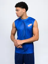 Musculosa de entrenamiento azul con cuello y sisas en blanco. Estampado con diseño geométrico en el frente y escudo del Club Nacional de Football en el pecho.