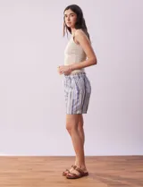 Short de lino estampado a rayas verticales grises, con pretina elastizada y cordón de ajuste.