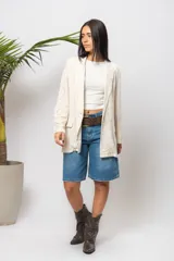 Blazer color crema de lino con detalles de broderie.