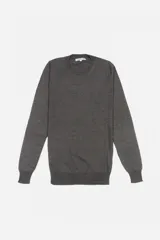 Sweater de hombre en color gris con escote a la base y mangas largas.