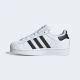 Zapatillas Adidas Superstar blancas con las tres tiras laterales en negro y puntera de goma.