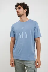 Remera de algodón color celeste con estampado gráfico en el frente.