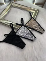 Pack de tres microtangas de encaje con tiras regulables, en colores surtidos.