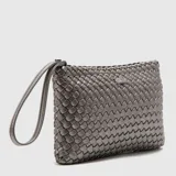 Clutch plateado tejido con asa de mano.