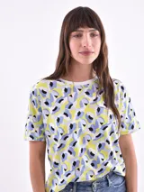 Remera de algodón con estampado botánico colorido y corte clásico.