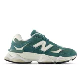 Championes New Balance 9060 color verde azulado, con detalles en blanco y suela gruesa.