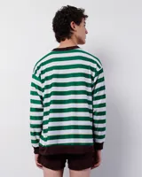 Remera manga larga blanca con rayas horizontales verdes y cuello marrón.