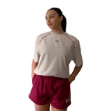 Remera deportiva Umbro color crudo con detalles en bordó en cuello y mangas, y logo de la marca bordado en el pecho.