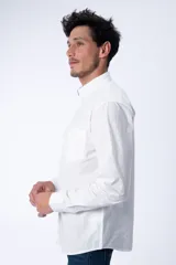 Camisa blanca de manga larga, corte clásico, con cuello abotonado y bolsillo en el pecho.