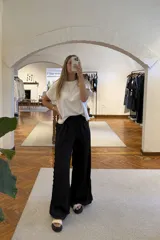 Remera blanca de algodón, corte clásico, cuello redondo y mangas cortas.