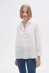 Blusa blanca holgada de poliéster con cuello camisero y mangas largas.